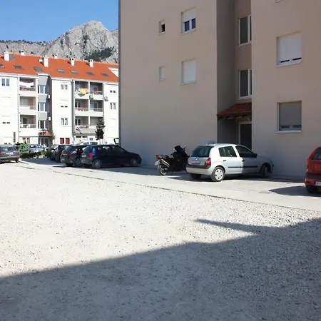 Apartment Apartments By The Sea Omis - 6073 Omis